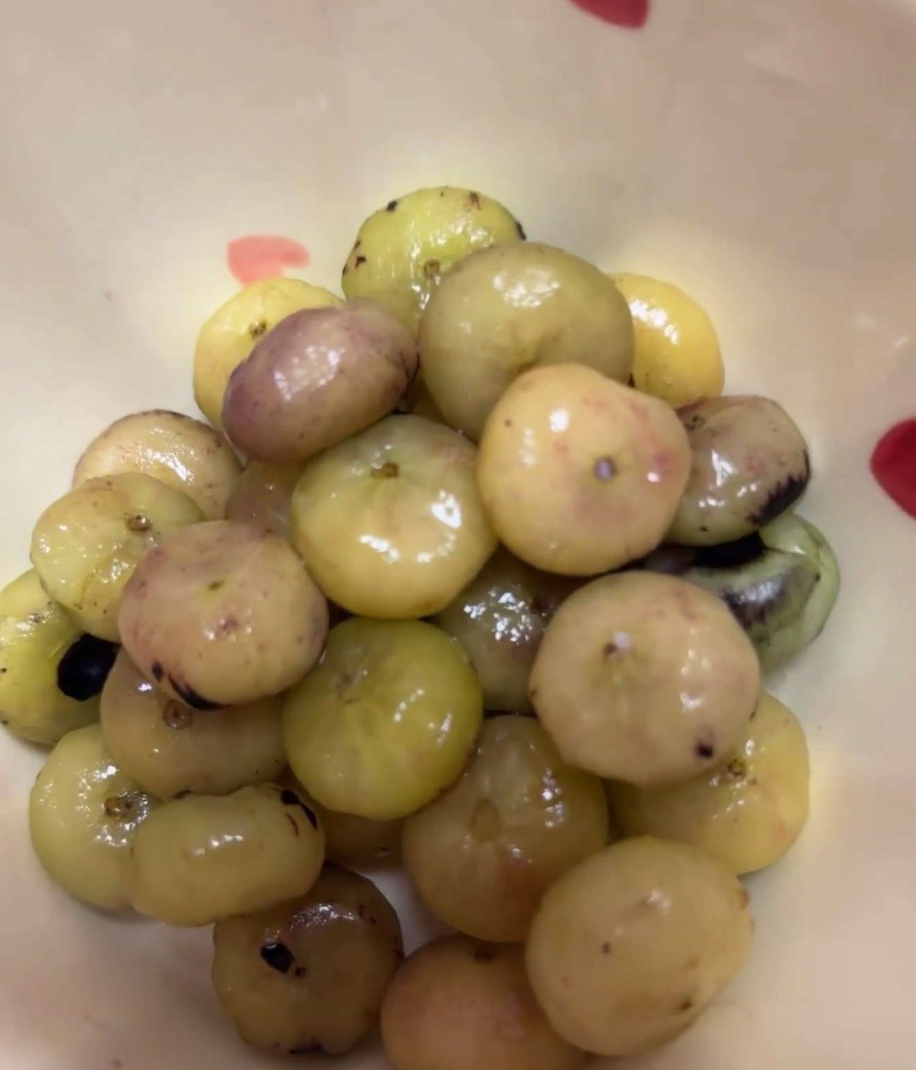 蓝莓剥皮第一回见精致到剥蓝莓皮的，把最有营养价值的那点花青素全给剥了、把指甲缝