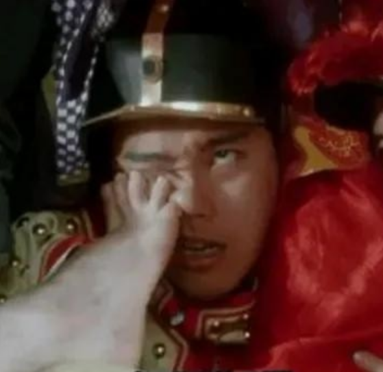 1992年，王晶拍摄《鹿鼎记》时，有一场脚趾头塞进鼻孔的戏，周星驰说：“除非是李