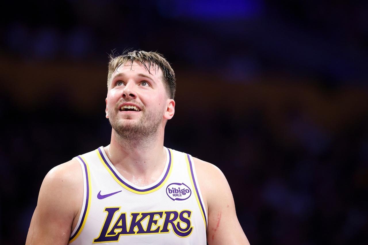 原本以为湖人和马刺是强强对话，没想到是菜鸡互啄，篮筐都砸歪了！1，湖人和马刺