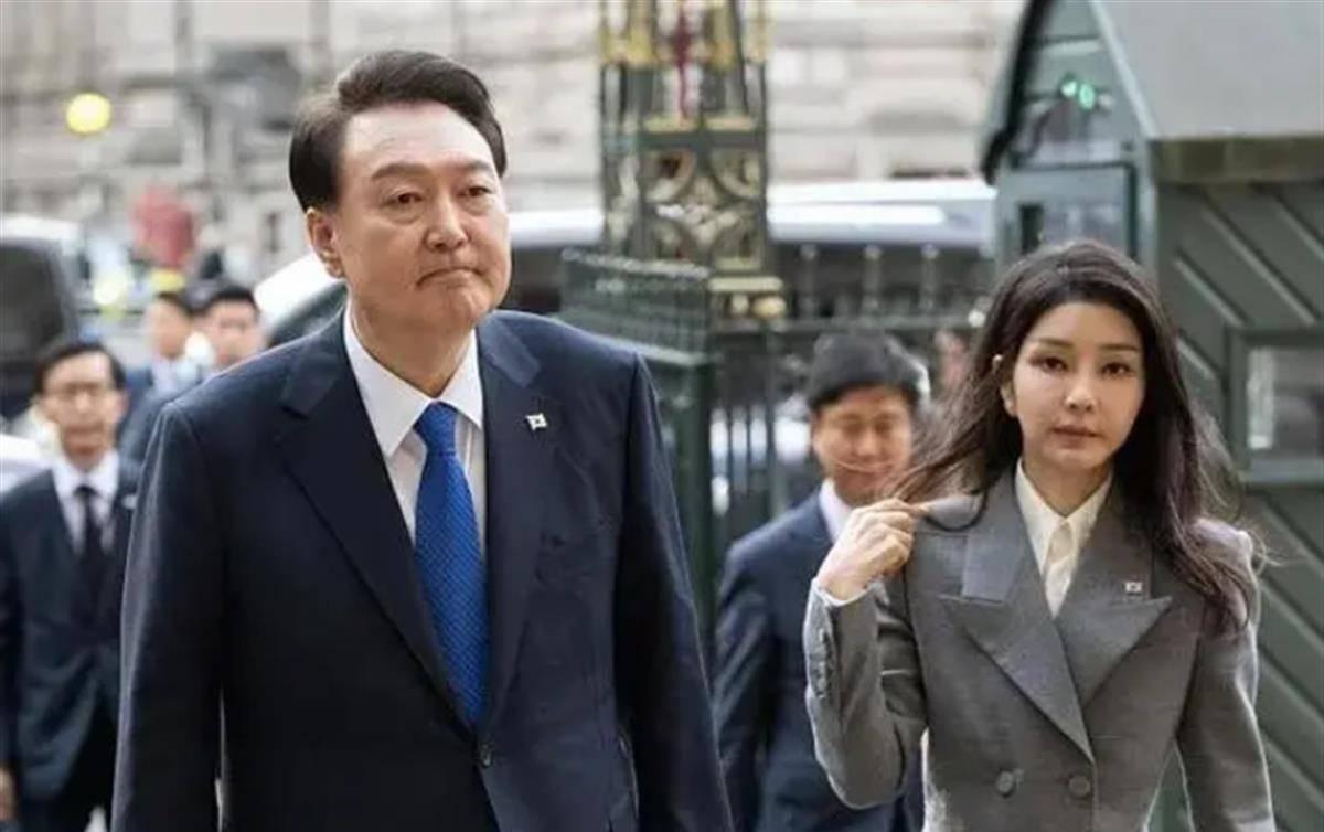 尹锡悦或将牢底坐穿，被逮捕前留下一句话，最后还想捞一把金建希：韩国前总统的“落日