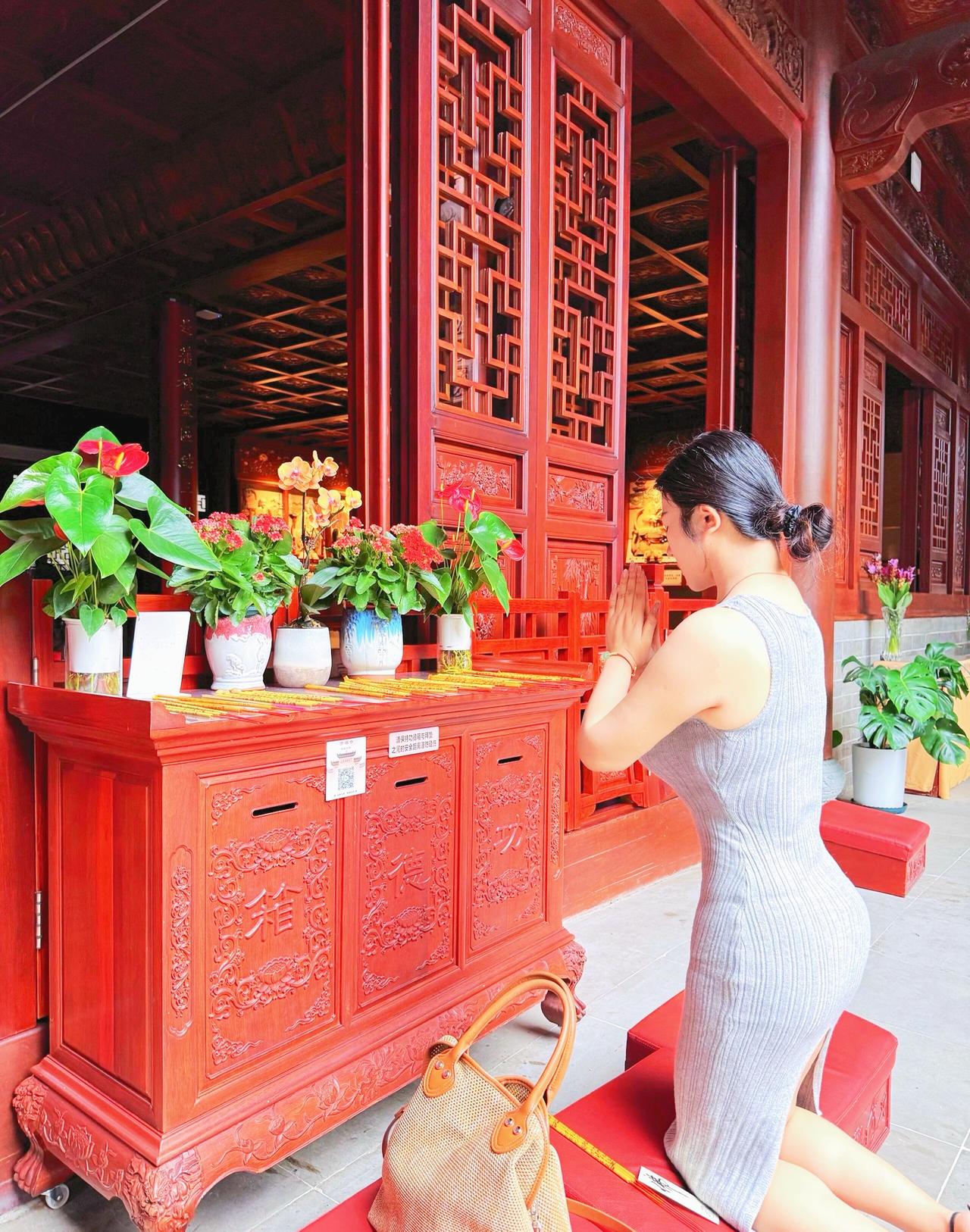 在上班和上进之间，选择了上香。