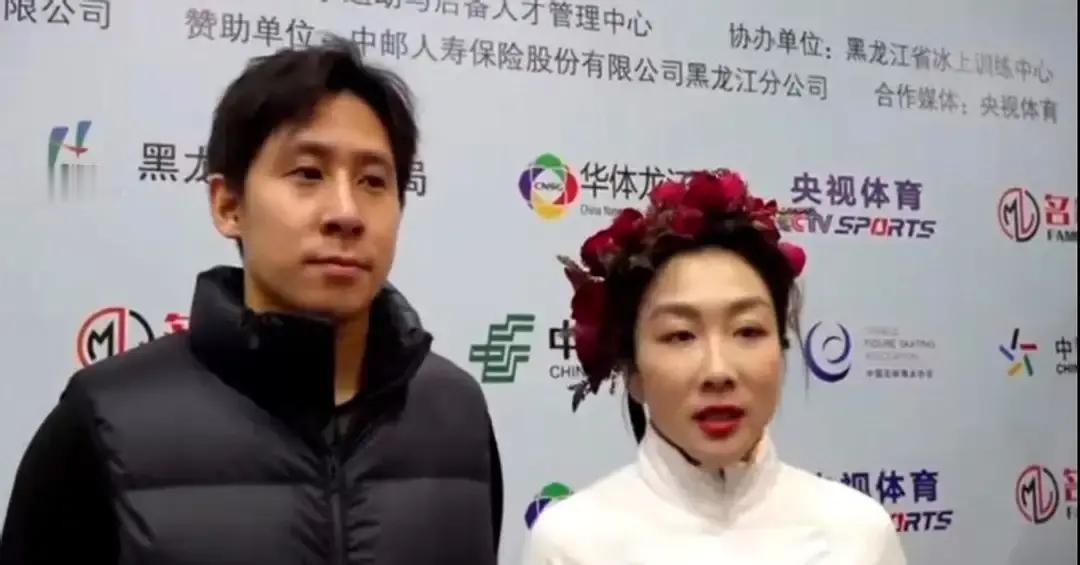 韩聪隋文静同框，眼神不再拉丝。网友翻出十年前领奖台视频，韩聪一手搂腰一手举奖杯