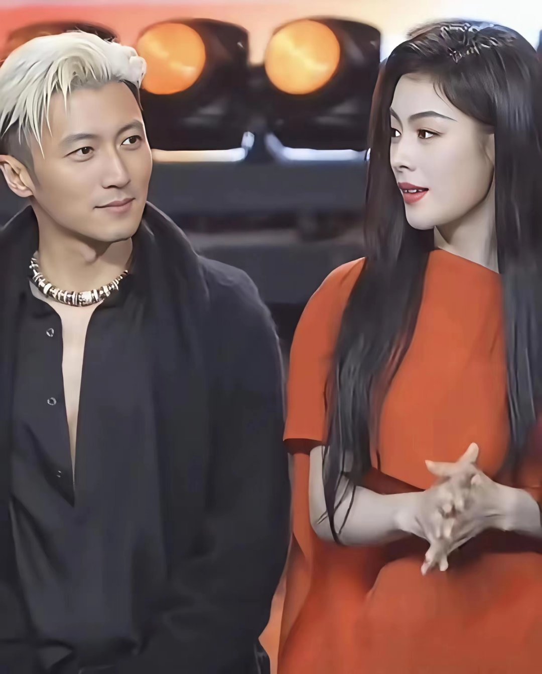 这眼神里全是戏！一个偷瞥，一个硬撑不看，表面毫不在意，私下偷偷关注？