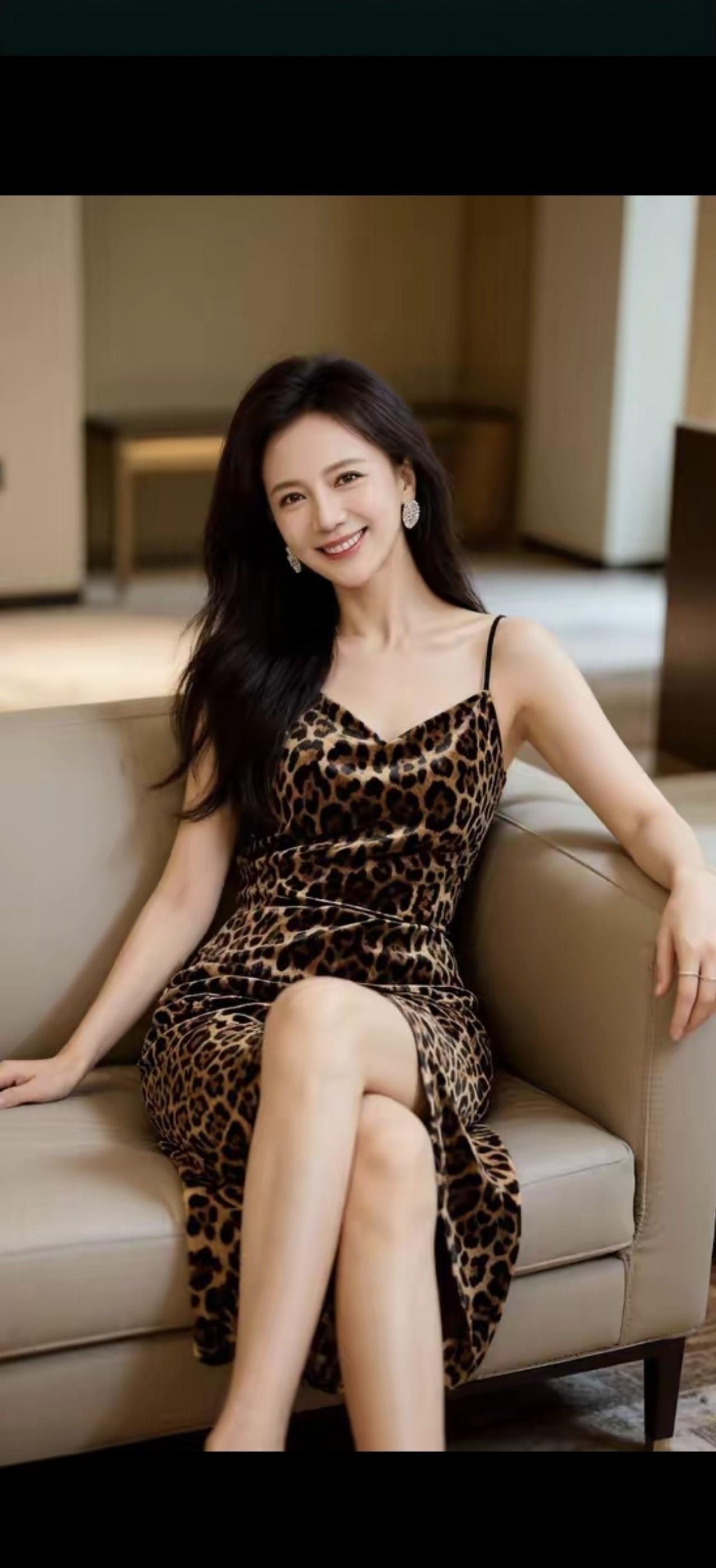 花间美人坐，笑语动芳心。