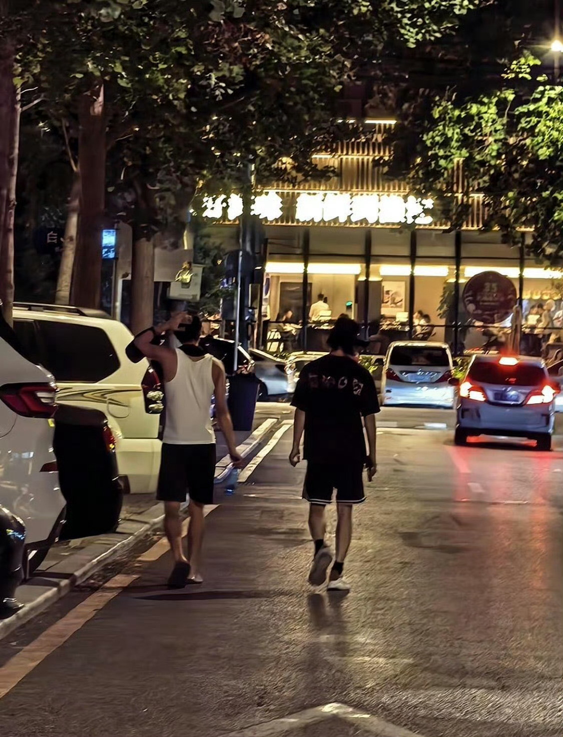 老头衫，居家拖鞋，回了家的宋威龙松弛成这样网友大连偶遇宋威龙全伊伦