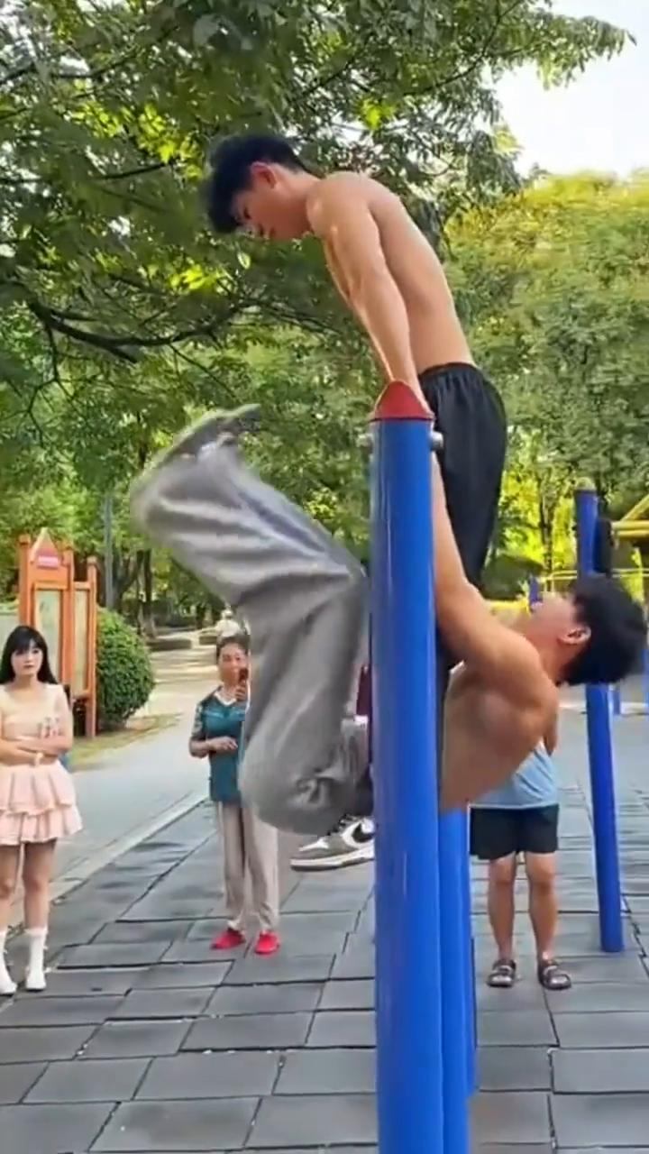 给旁边大爷扇感冒了。