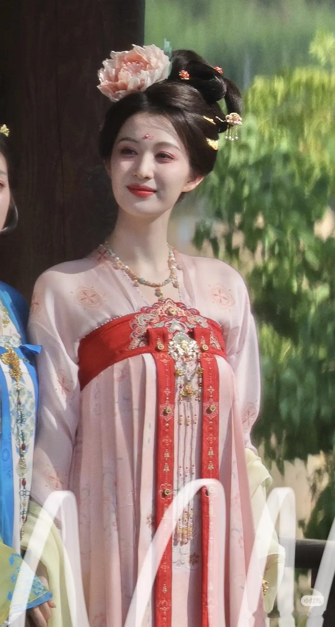 王楚然皮肤这么差的吗？都能看到凸起