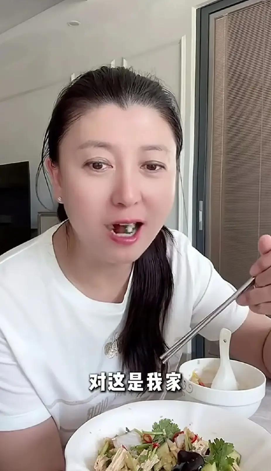 “明星哭穷”四个字，比直播里那11道菜更扎眼。2023年12月，闫学晶在海口自家