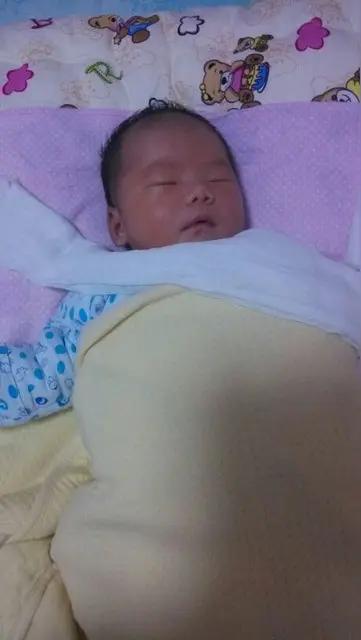 邻居大叔吐槽说，他儿媳妇生了个大胖小子，他非常高兴，给孙子包了5000元红包，他