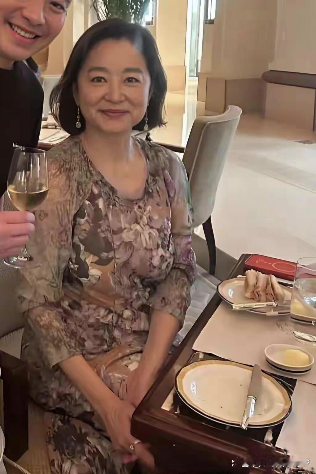 70岁林青霞在香港酒店喝下午茶，整个人雍容华贵，风采依旧，身材紧致超惊艳！