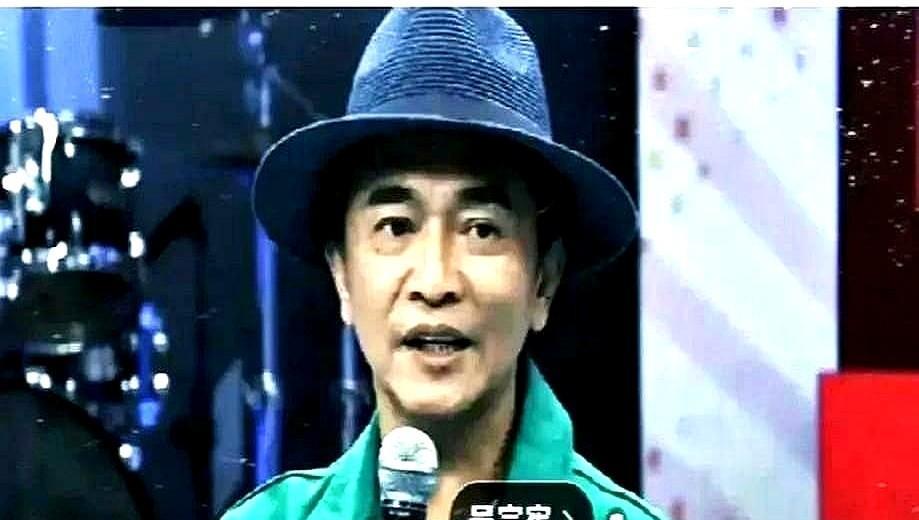 去年大S高烧39度被小S拖去日本泡温泉这事儿，现在翻出来看确实有点邪门。先别急着