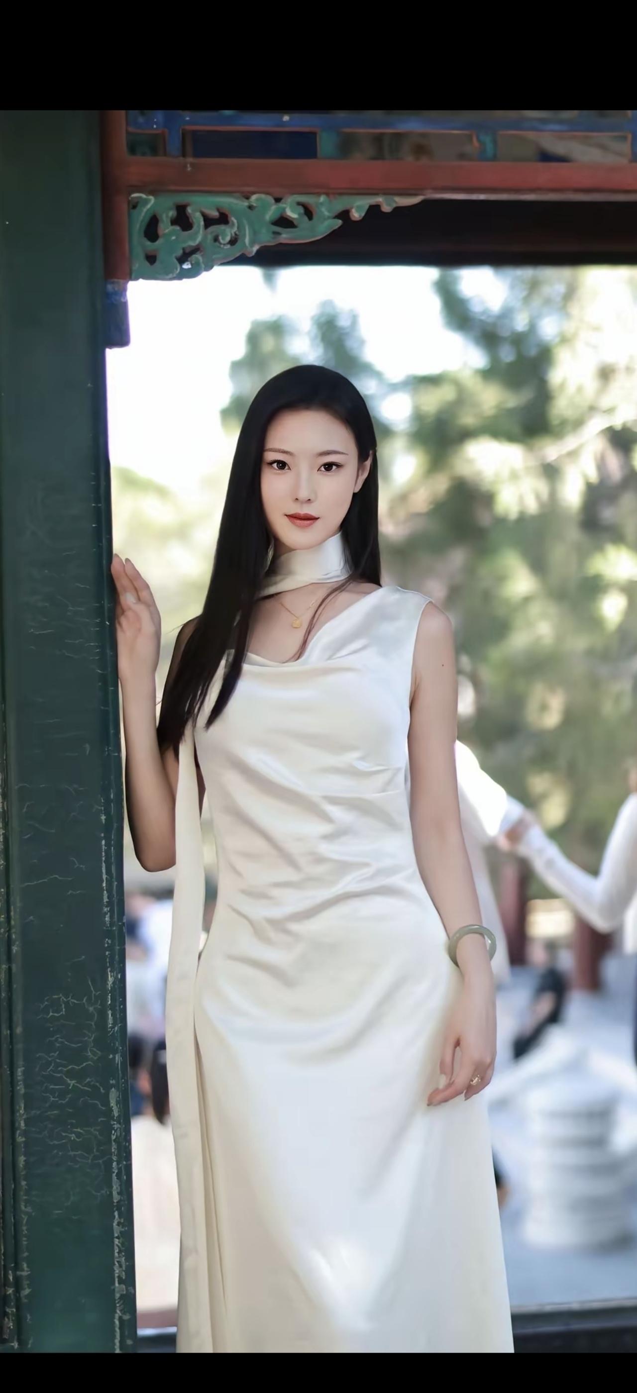 玉人倚栏立，清风拂面来。