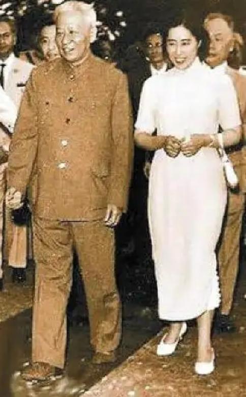 1948年西柏坡一场简朴婚礼，刘少奇迎来人生最后一段婚姻，27岁王光美相伴二