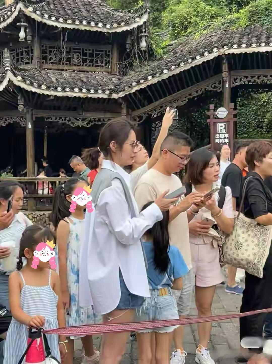 付辛博妻女贵州被偶遇，颖儿169身高真没虚报，7岁女儿长腿抢镜！​​​