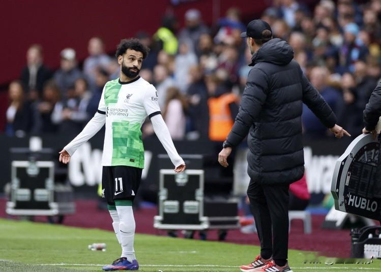 两年前利物浦客场踢西汉姆联时，萨拉赫就因为自己没有首发竟然敢在边线上跟克洛普公开