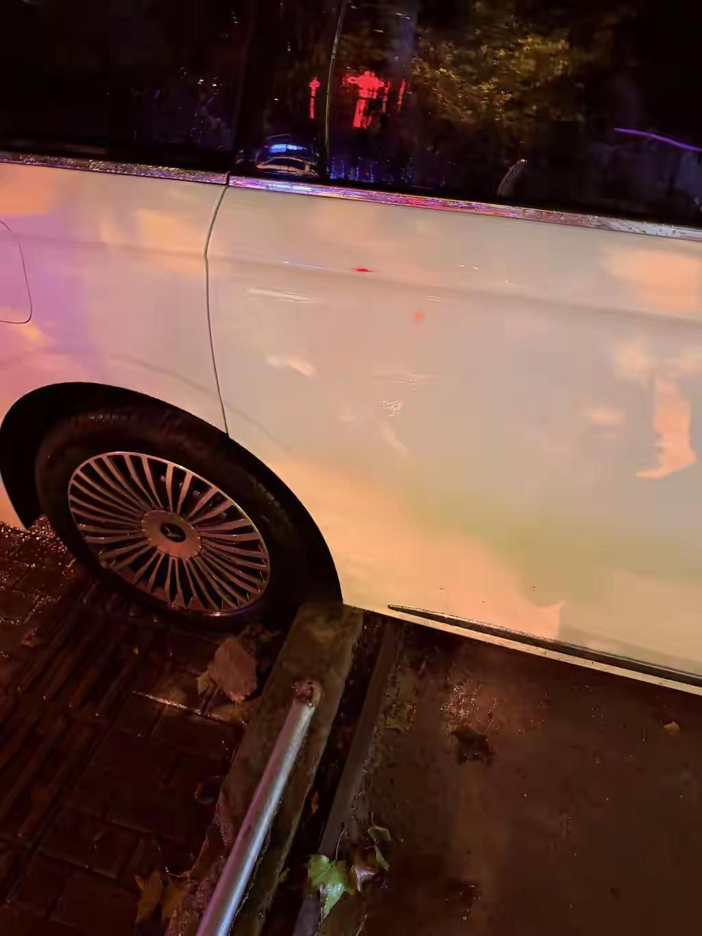 青岛平度：40万岚图梦想家自动泊车惊魂夜！底盘卡死车门难开，智能驾驶是神器还是摆
