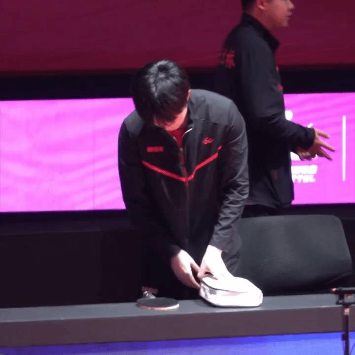 王楚钦的球拍包里还是和龙队那张合照耶！