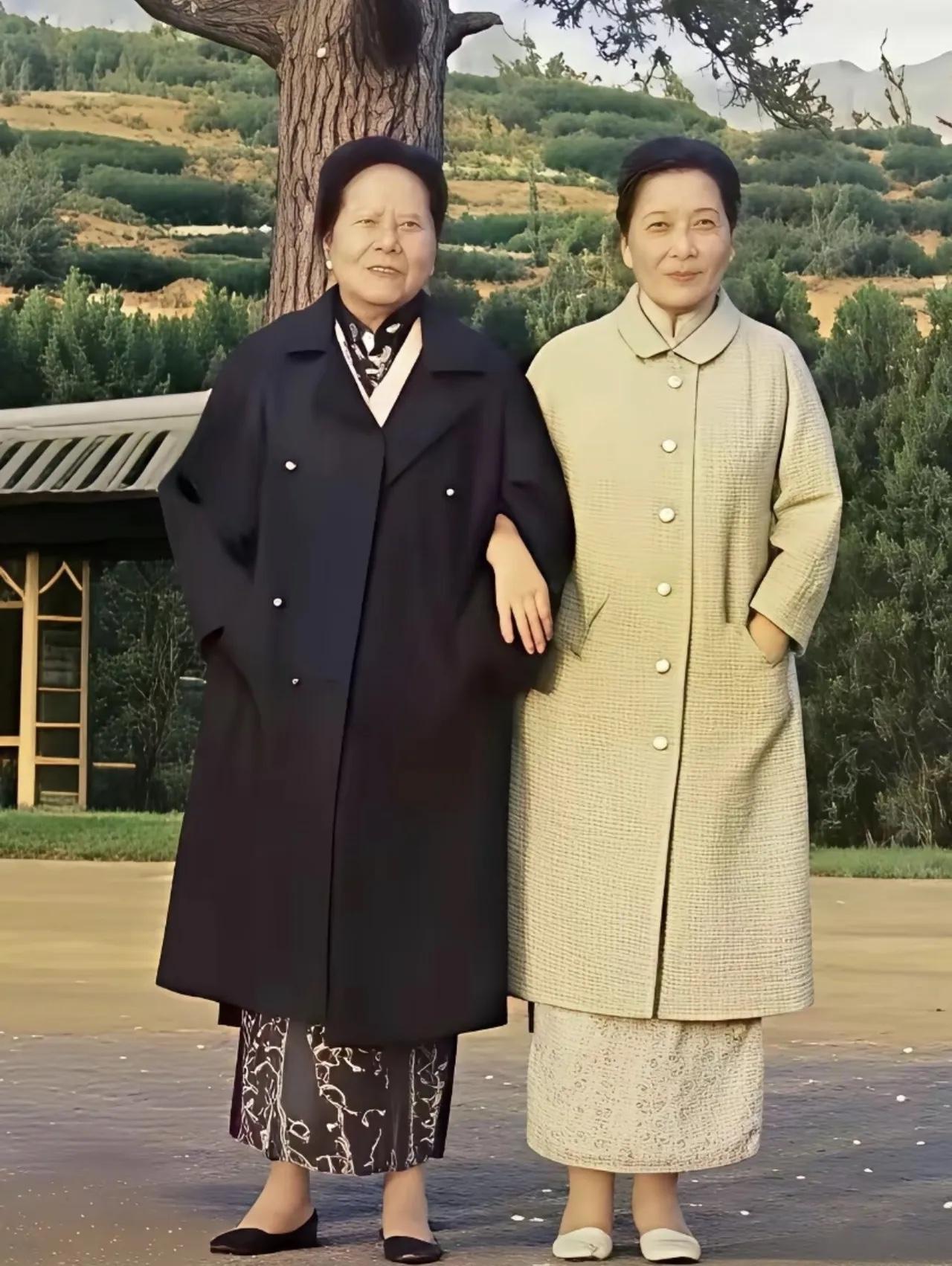 1969年，80岁的宋霭龄与妹妹宋美龄的最后的留影，她已经定居美国，但是丈夫孔祥