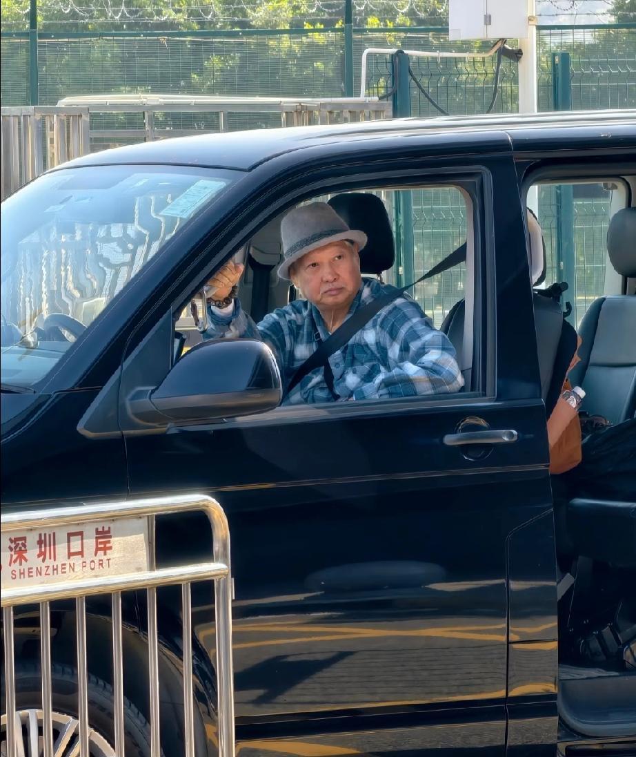 洪金宝最近身体好转不少呀，12月18日，有网友在进港过海关的时候偶遇76岁的洪金