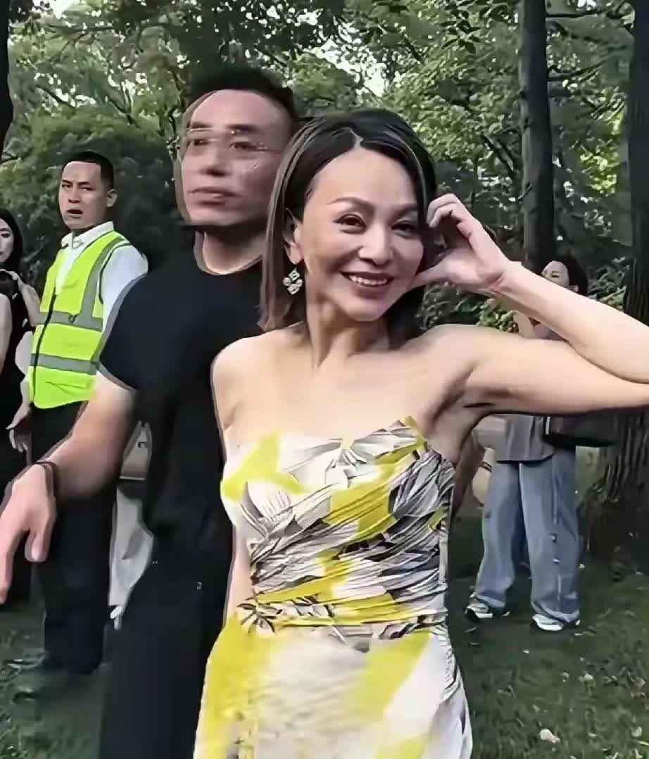 路人镜头下的王琳，看起来有点奇怪，但是身材依旧火辣，对着镜头做着可爱的动作。