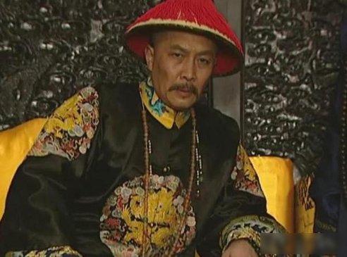 一天，康熙喝完鹿血，准备翻嫔妃的牌子。李德全扑腾跪下哭着说："皇上您不能再翻牌子