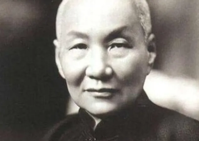 杜月笙找到陈默：“你帮我杀一个人！”陈默：“杀谁？”杜月笙对他说：“只要你能杀掉