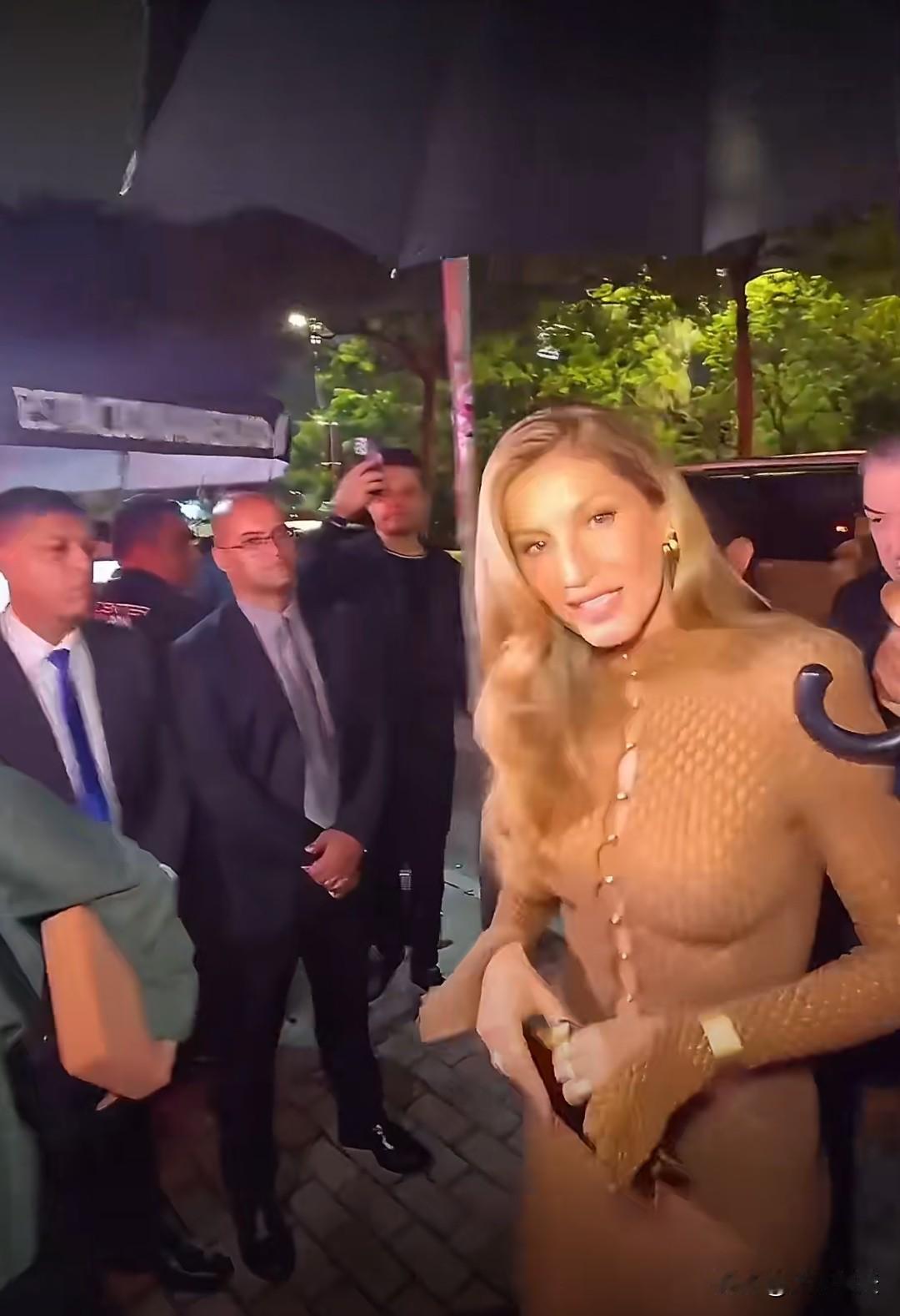 吉娘娘的超模之路~她的🐻型太好看了，缩胸手术太成功。她连烦恼和别人都不一样[看