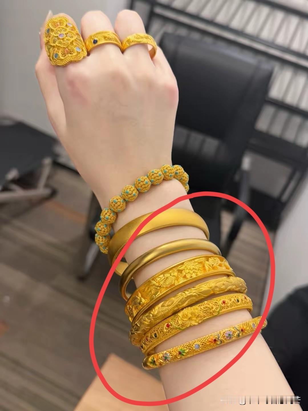 一觉醒来手里有黄金的人，估计都懵了，天塌了不是因为金价跌，反而是因为它飙到960