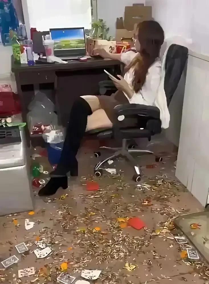 单位有这么个员工，领导不说其他人也不敢说。你说怎么办？