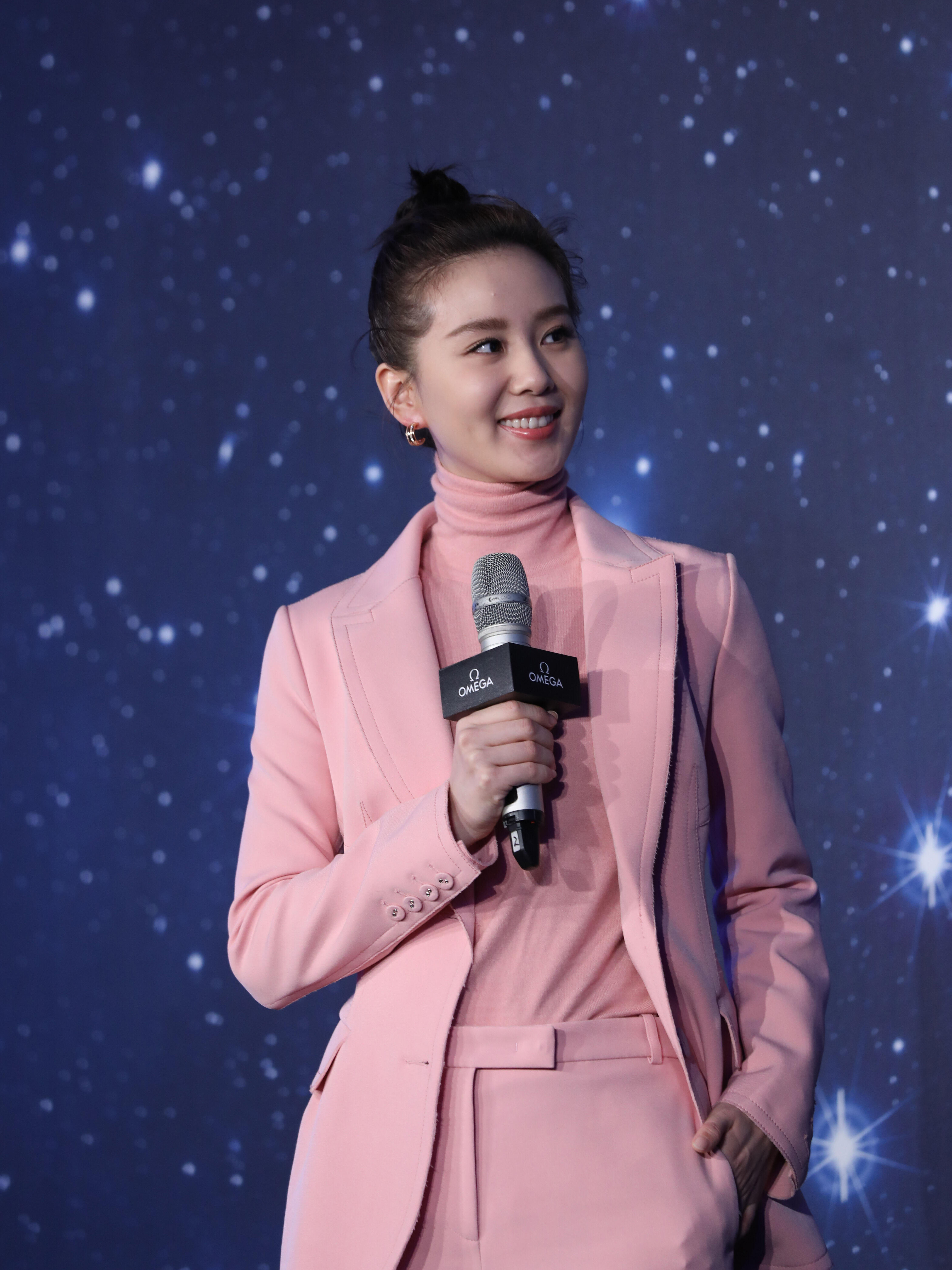 刘诗诗粉色西装丸子头亮相活动，太帅了﻿。​​​