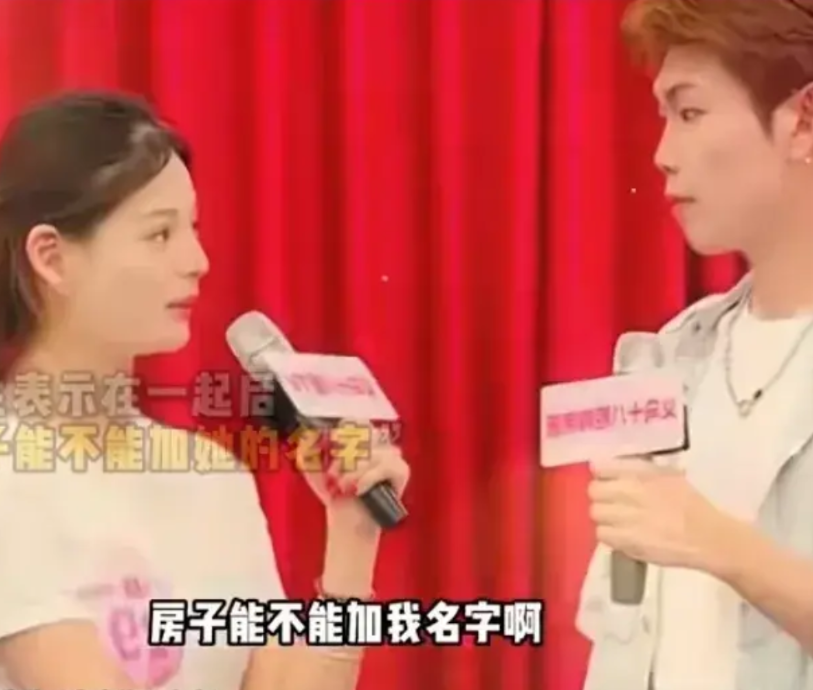 小伙被安排相亲，见到女孩后一眼就相中了，然后主动介绍自己：房子每月还房贷，车子是