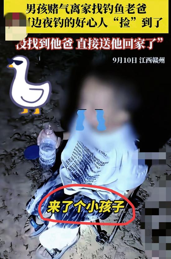 万万没想到！江西，一个大哥和朋友在河边夜钓，刚支好竿儿，就被旁边草丛传来的声响，