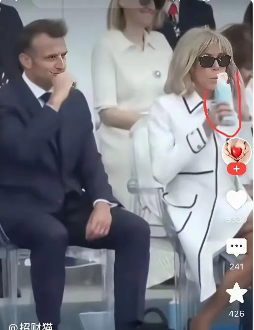 马克龙对他老婆必定是真爱，如今布丽吉特已年逾七十。你瞧，布丽吉特把刚喝过水的茶杯
