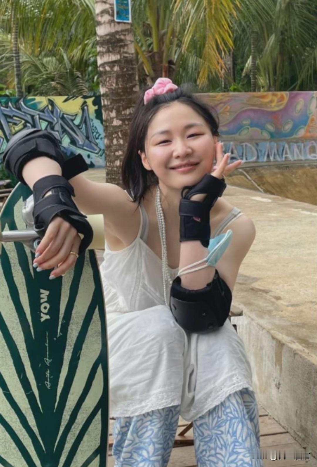 金靖演过戏、上过综艺、做过直播、还上过春晚，但很多人仍对她没什么印象，没想到王家