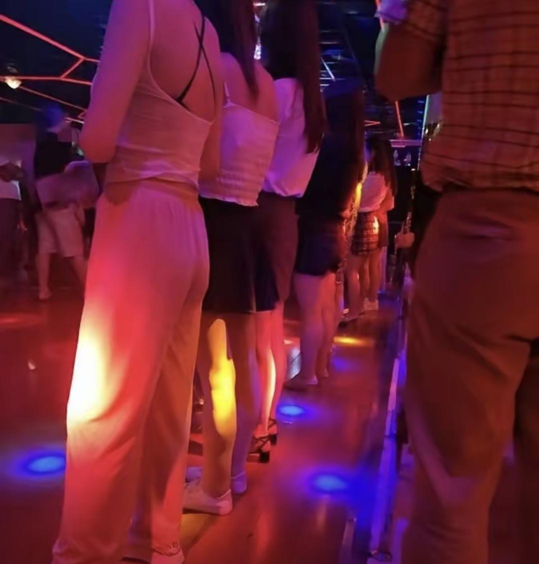 近来发现成都舞厅分得细，五块钱一场基本上都是老头子跳。有个叫心芳情的妹儿，虽然长