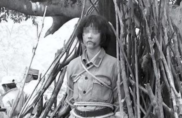 1950年，我军在甘肃逮捕一女匪首，竟是失散14年的红军排长。当战士们将她