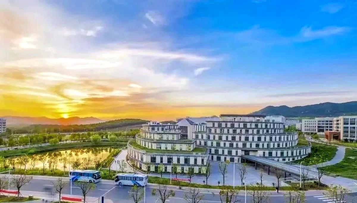 去江大？先问司机是镇江还是无锡！不然一脚油门，直接跨省。江南大学，211，轻