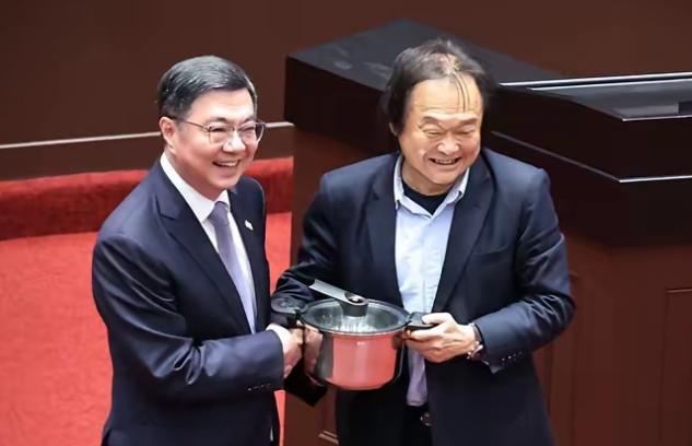 王世坚再上热搜！就在昨日（15日），台“立法院”上演精彩一幕，民进党“立委”王