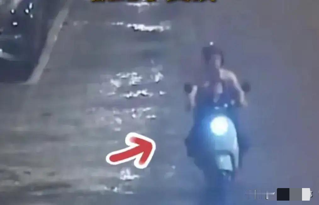 一外卖小哥凌晨两点送餐，竟在马路上捡到一个4岁女孩，他赶紧报警，警察让送到警局，