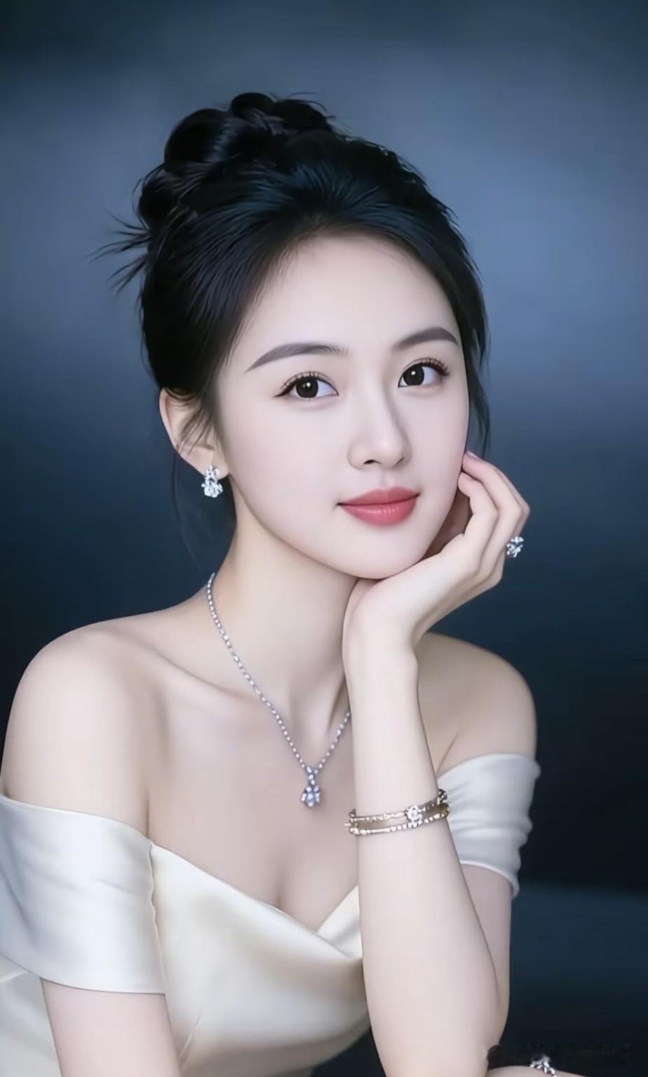 西江月·玉颜清云髻高堆星鬓，玉肌轻衬珠光。柔荑托腮意微扬，浅笑清辉流淌。