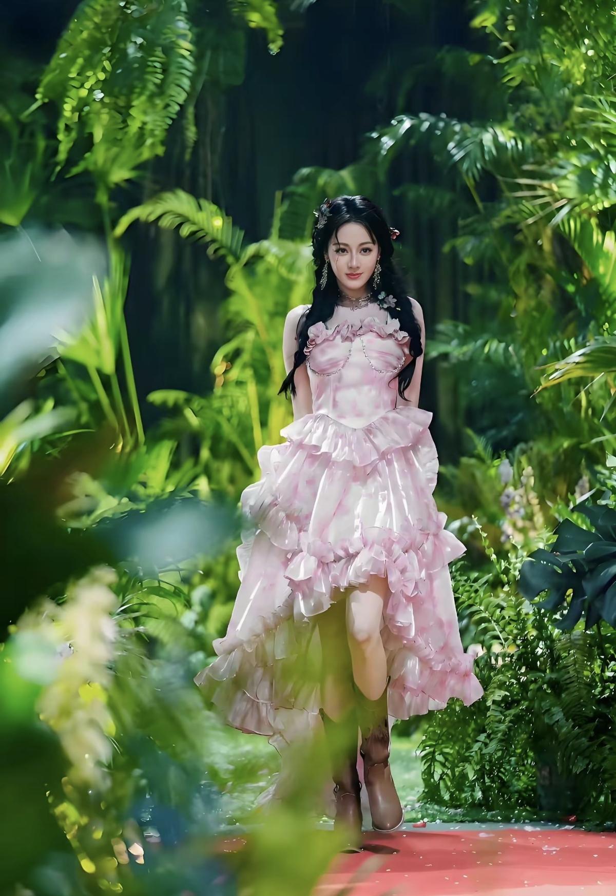 风里都是春天的味道，和迪丽热巴一起坠入粉色花海[玫瑰]双麻花辫配碎花裙，是会发光