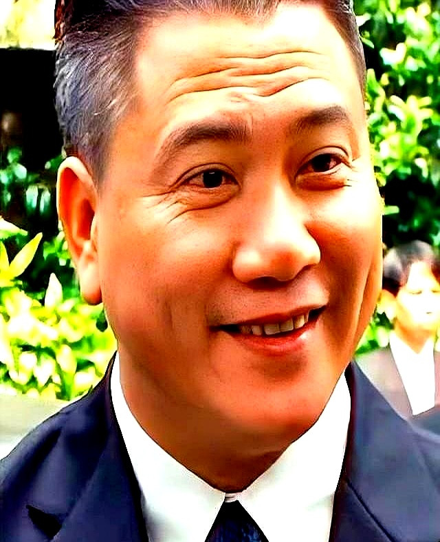 周星驰筹备新片亲自打电话请万梓良出山，那头一阵猛烈的咳嗽，回了一句“星仔，我身体不行，演不了啦”。被