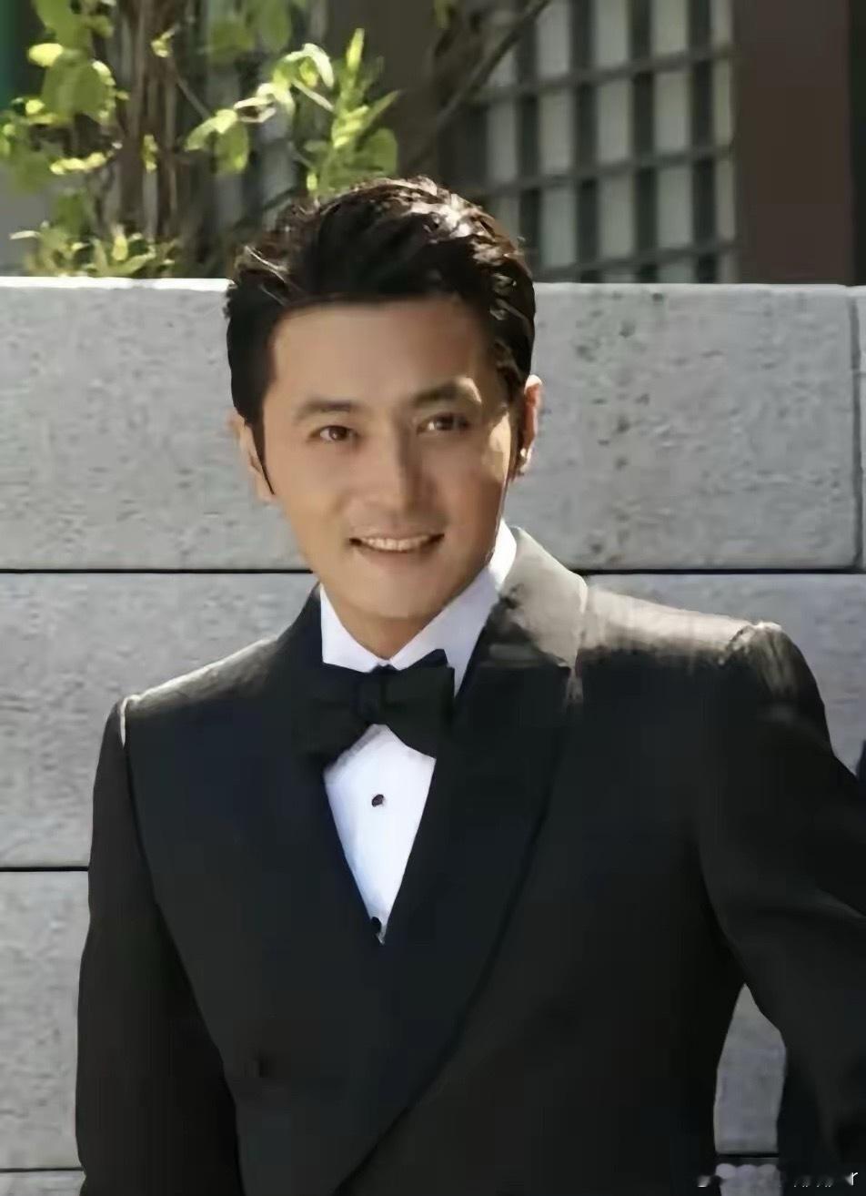 亚洲第一美男，果真帅气，比公认的帅哥三浦友和都要好看。他的五官简直，纯素颜不化妆