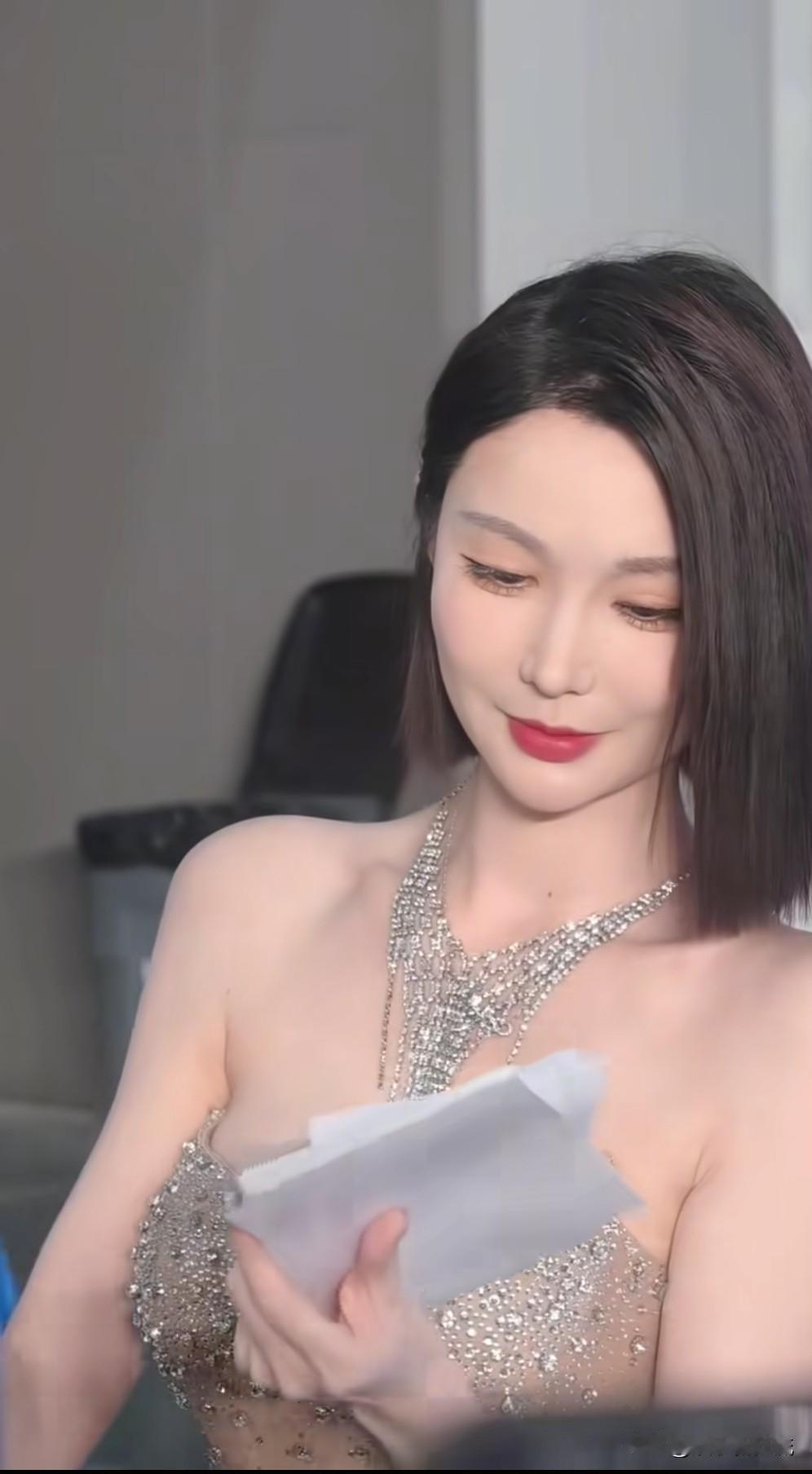 2025年杭州大湾区车展模特梦希，外形简约大气，表现力能和汽车相得益彰，因出色的