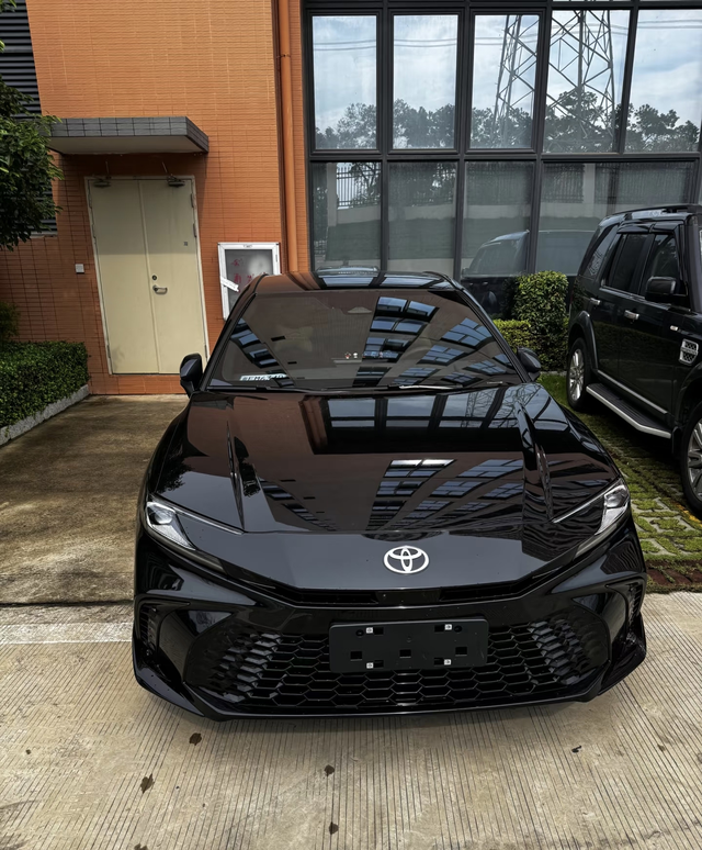 新款凯美瑞和帕萨特怎么选先说凯美瑞的优点：燃油经济性出色（尤其混动版）混动油耗