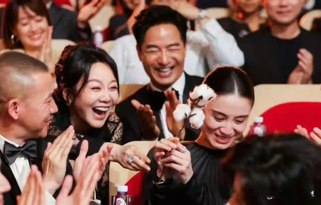 当宋佳夺得白玉兰视后奖，闫妮、马伊琍、杨紫的微表情骗不了人公布视后是