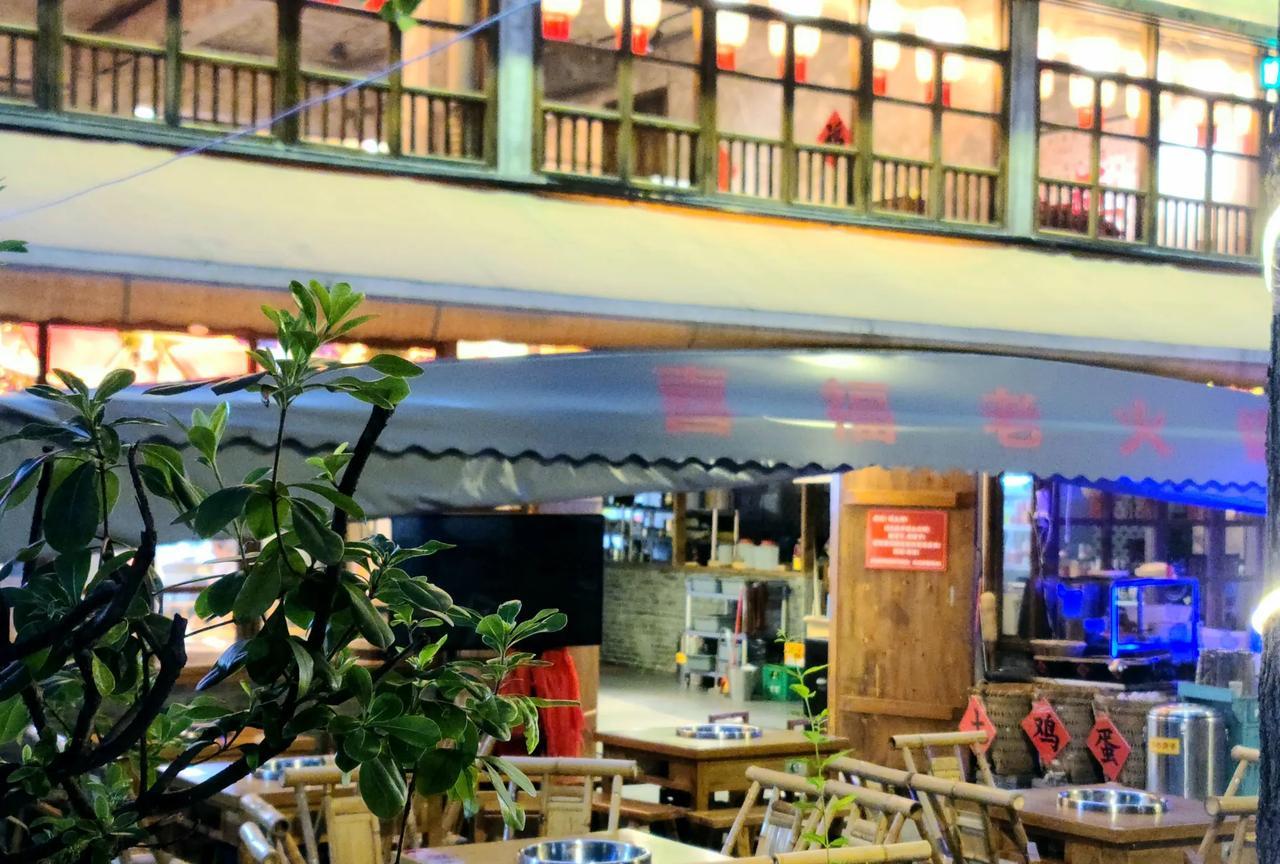 成都的”炼丹炉”天气，狠狠“砸”了火锅店的生意！成都一一重庆，你追我赶，高温持
