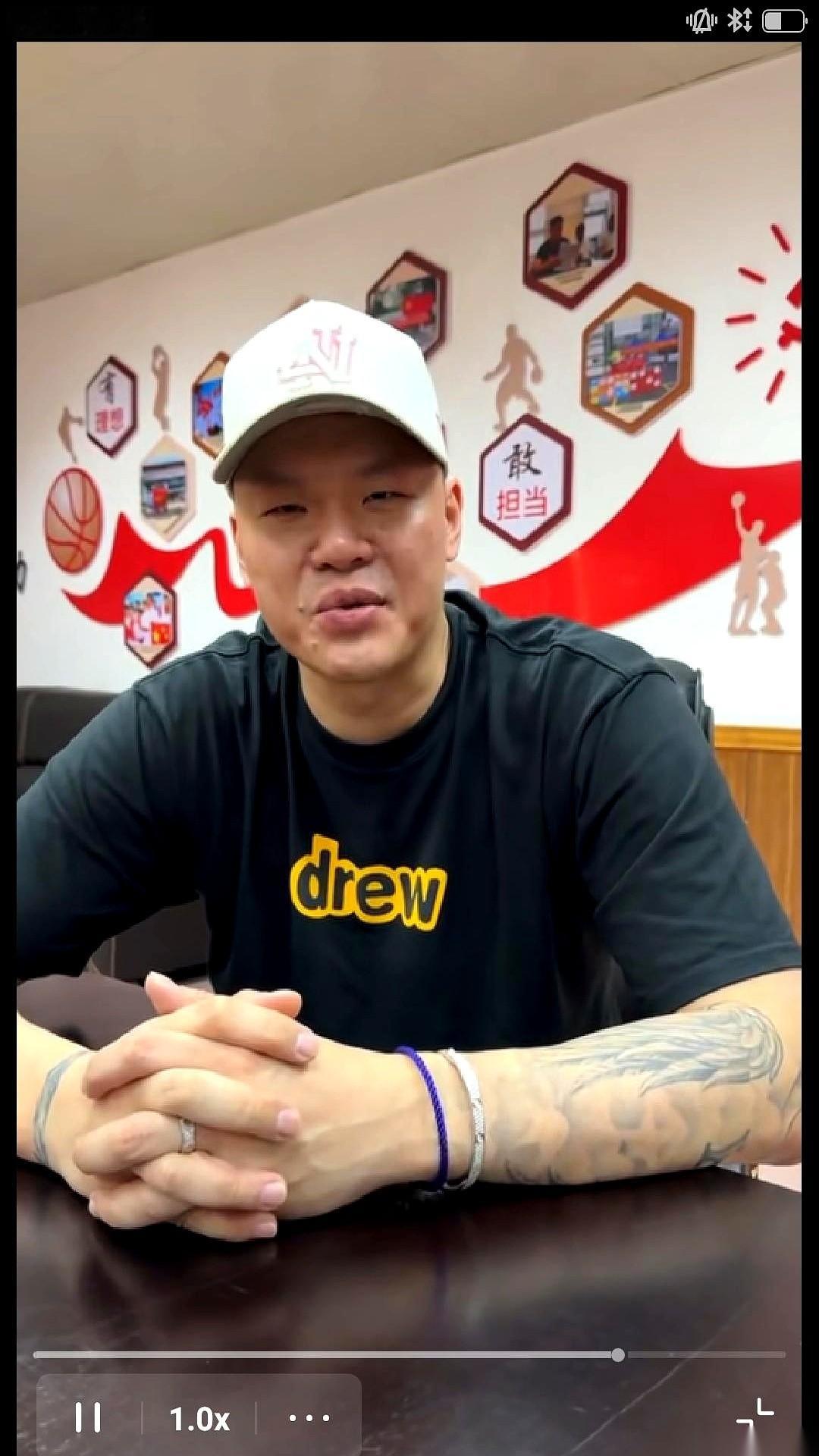 最近，广东男篮老总朱芳雨在一段采访里，抖出了一个关于“追风少年”王治郅的硬核狠料。在这个出门买根葱都