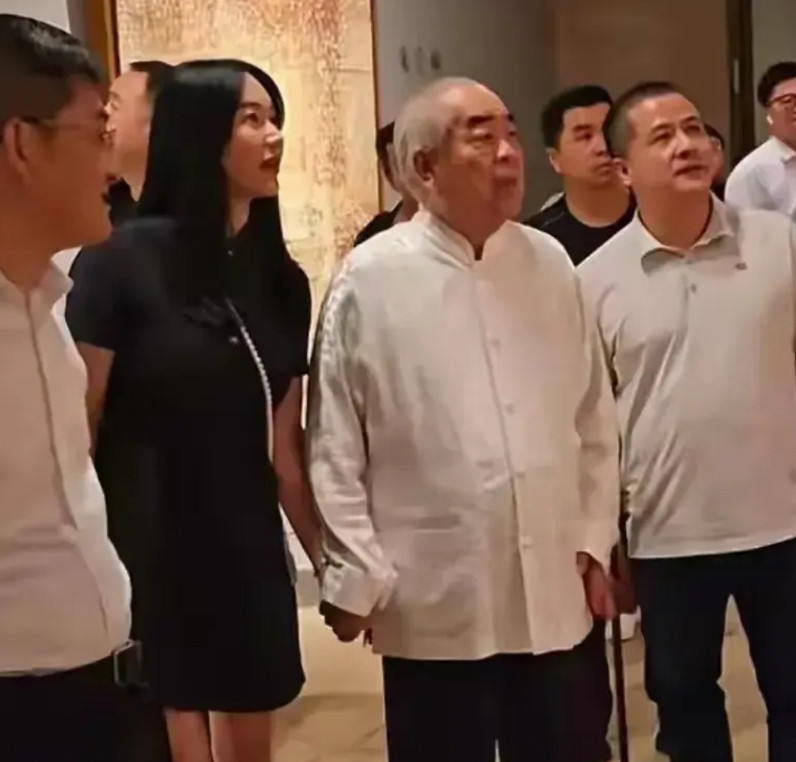 别看范曾有四段婚姻，但是他只有范小蕙这一个亲生女儿。第一任老婆很快离了，两人