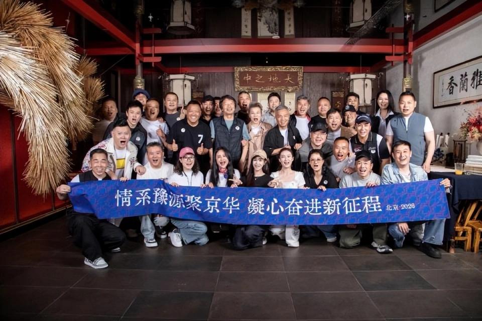 5月7日，演员马东延在社交平台晒出的一组聚餐照，瞬间刷屏。照片里，一条“情系